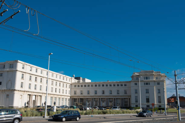 路面電車に乗ったベルギー、フランダースの旧オフィスビル - overhead cable car 写真 ストックフォトと画像