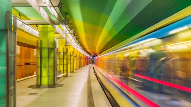 estação de metrô futurista em munique na alemanha - train blurred motion nobody subway train - fotografias e filmes do acervo