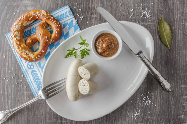 баварские мионные сосиски с кренделем - munich beer garden veal sausage upper bavaria стоковые фото и изображения