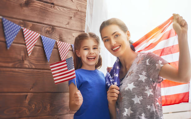 matka i dziewczyna z amerykańską flagą - patriotism child american culture flag zdjęcia i obrazy z banku zdjęć