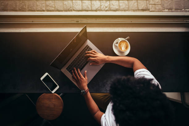 человек, работающий на ноутбуке в кафе - laptop cafe coffee coffee shop стоковые фото и изображения