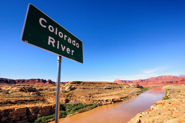 знак реки колорадо - glen canyon стоковые фото и изображения