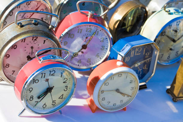 stare kolorowe metalowe zegary stołowe - obraz koncepcyjny - table time clock clock face zdjęcia i obrazy z banku zdjęć