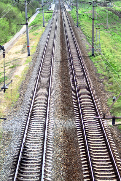 binari ferroviari in una scena rurale - railroad track train journey rural scene foto e immagini stock