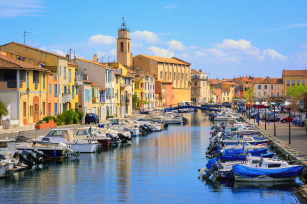 colorful houses on canal of the old town of martigues, france - southern charm imagens e fotografias de stock