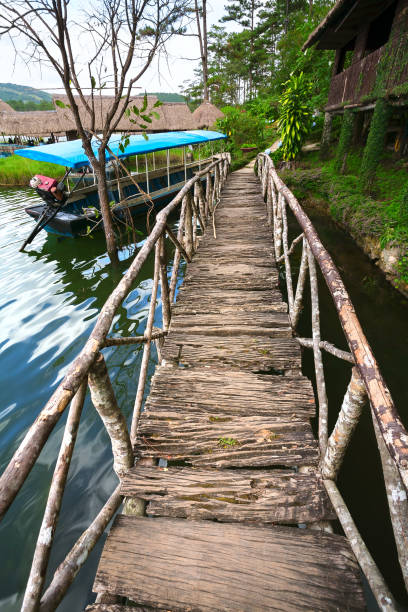 drewniany most, jezioro, łódź - floating on water pier tranquil scene water zdjęcia i obrazy z banku zdjęć