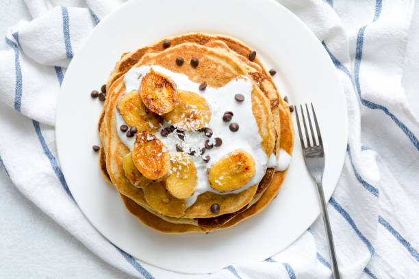 pancake con vista dall'alto del tavolo delle banane caramellate - honey caramel syrup fruit foto e immagini stock