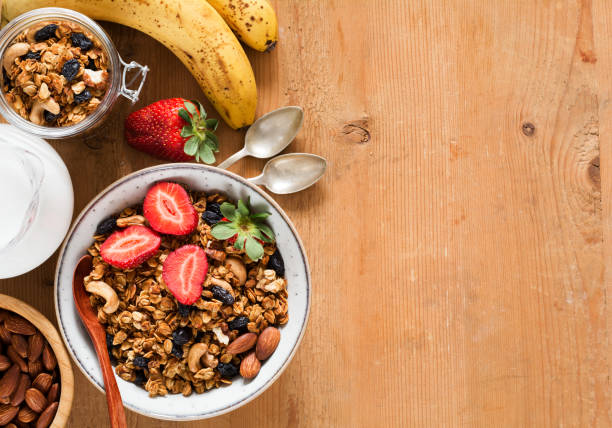 muesli, cereali per la colazione frutta e bacche - oatmeal raisin porridge nut foto e immagini stock