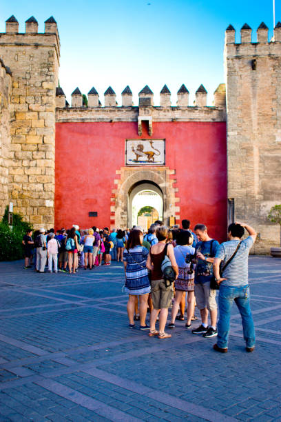 cresta en la pared exterior del castillo de alcázar en sevilla - seville alcazar palace sevilla arch fotografías e imágenes de stock