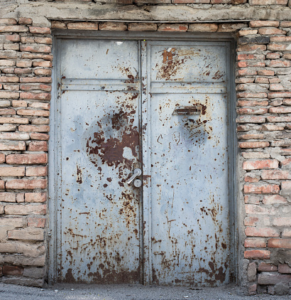 Rusty brown door surface and door handle