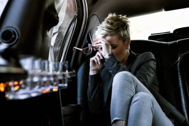 расстроенная бизнес-леди - luxury car women smart phone стоковые фото и изображения