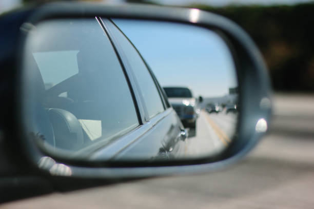 embaçado carros na freeway - rear view mirror car mirror sun - fotografias e filmes do acervo