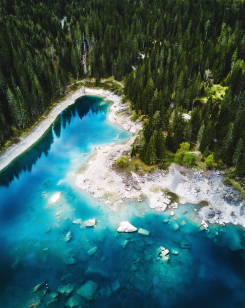 озеро кумаси в швейцарии - кантон граубюнден стоковые фото и изображения