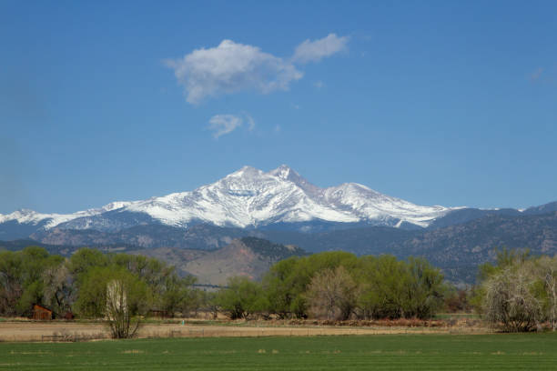 春や夏の時間でロングス ピークの美しいビュー - longs peak ストックフォトと画像