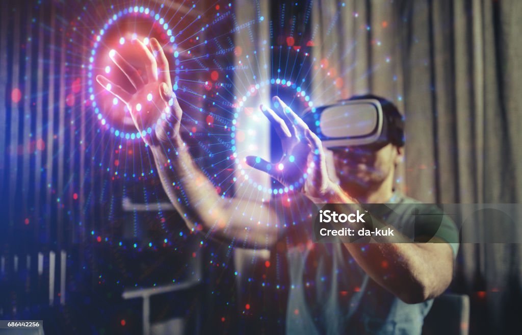 Parcourir le monde virtuel Lunettes à réalité virtuelle - Photo de Simulateur de réalité virtuelle libre de droits