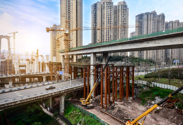 construcción de un pilón de hormigón alto del puente utilizando grúa torre - architecture asia bridge city fotografías e imágenes de stock