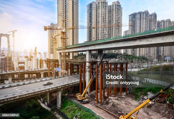 Costruzione Di Un Pilone Di Cemento Alto Di Ponte Con Gru A Torre - Fotografie stock e altre immagini di Cantiere di costruzione