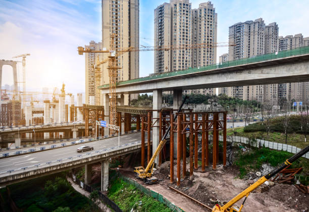 タワークレーンを用いた橋の高いコンクリートパイロンの建設 - construction concrete large building activity ストックフォトと画像