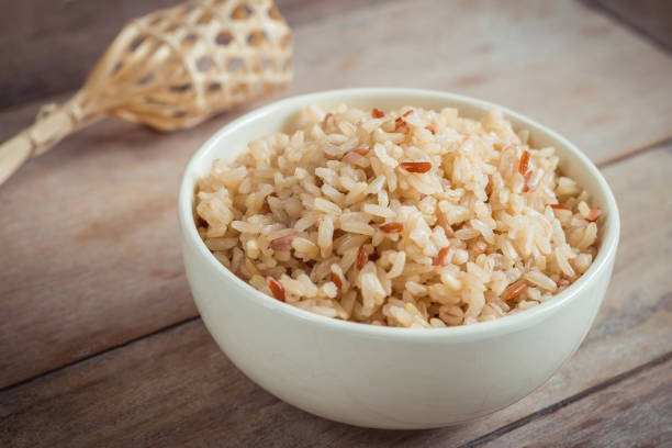 consuma arroz integral en tazón - brown rice cooked rice steamed fotografías e imágenes de stock