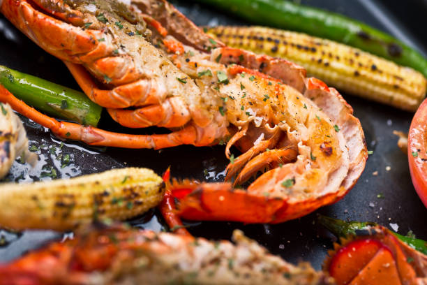 pyszne świeże gotowane i grillowane homary - lobster strip steak steak seafood zdjęcia i obrazy z banku zdjęć