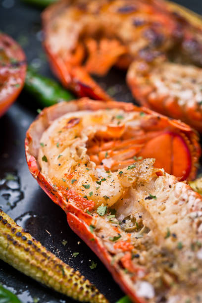köstliches, frisch zubereiteten und gegrillter hummer - steak lobster sirloin steak meat stock-fotos und bilder