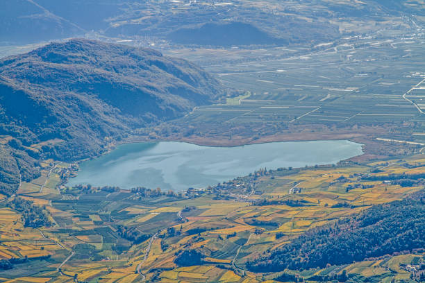 lago caldaro en south tyrol - lake caldaro fotografías e imágenes de stock