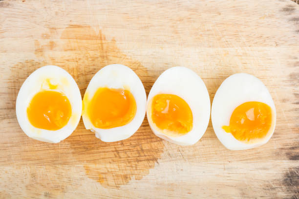 uova sode biologiche pronte da mangiare - hard cooked egg foto e immagini stock