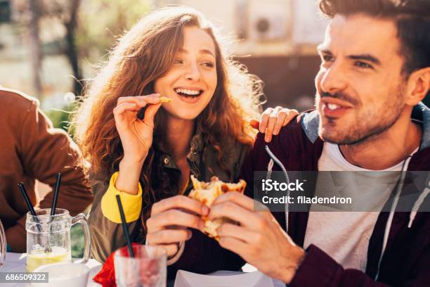 Paar In Een Restaurant Stockfoto en meer beelden van Mannen - Mannen, Voeren, Vriendin