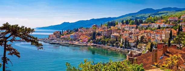 stadt von volosko uferpromenade panoramablick, kvarner bucht, kroatien - europe pine tree sea adriatic sea stock-fotos und bilder