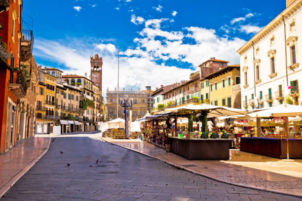 piazza delle erbe in verona street und markteinschätzung, venetien, italien - coliseum traditional culture history rome stock-fotos und bilder