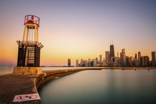 horizon de chicago au coucher du soleil vu de north avenue plage - north avenue beach photos et images de collection