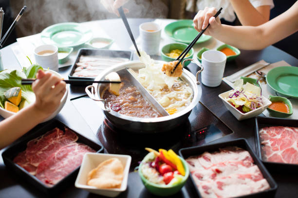中国食品ダブル味鍋テーブルの上 ストックフォト