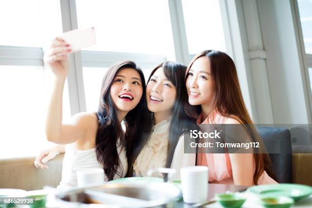 Glückliche Junge Freundin Unter Selfie Zusammen Im Restaurant Stockfoto und mehr Bilder von Freundschaft