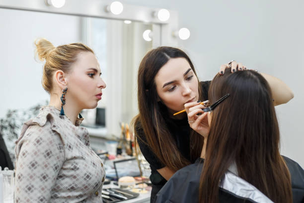 cours tutoriel maquillage - stage makeup women beauty human face photos et images de collection