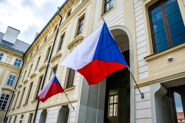 banderas estatales de la república checa en la entrada al edificio de la presidencia de la república checa - czech republic fotografías e imágenes de stock