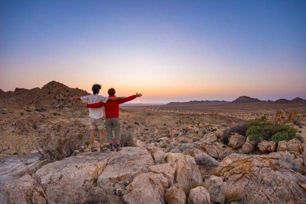 両手を広げてハグ カップル - landscape panoramic kalahari desert namibia ストックフォトと画像