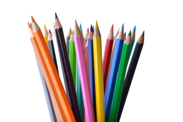 crayons multicolores tournés dans le studio sur le fond blanc - in a row multi colored bright yellow photos et images de collection