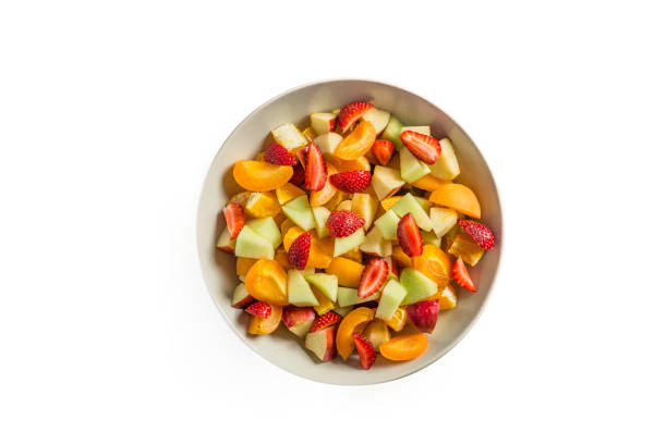 ensalada de frutas deliciosa aislado - fruit salad freshness strawberry fotografías e imágenes de stock