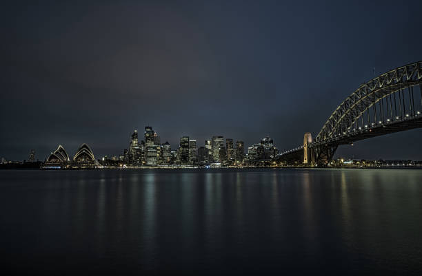 sydney au centre-ville avec opera house et harbour bridge la nuit, nsw, australie - opera house sydney australia australia bay photos et images de collection