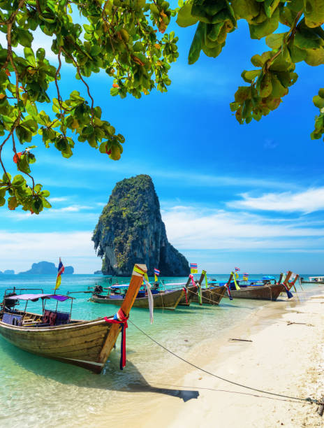 プラナン ・ ビーチ、タイのボート - thailand beach longtail boat cliff ストックフォトと画像