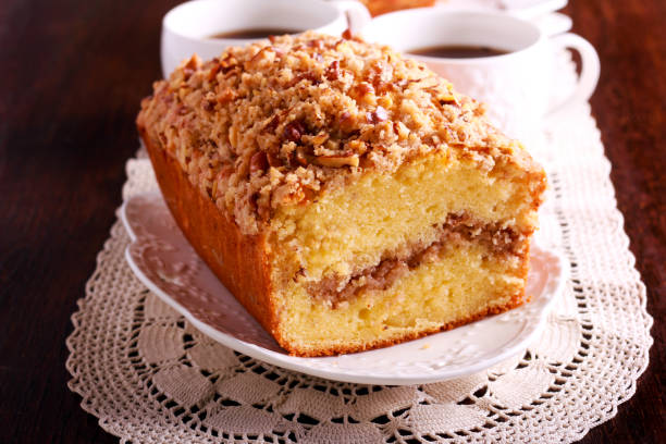 gâteau de café de cannelle et de noix, - walnut bread photos et images de collection