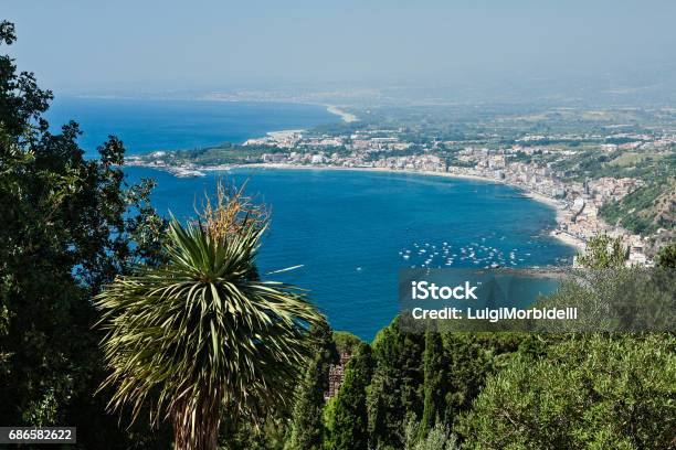 Photo libre de droit de Bay Of Giardini Naxos Sicile Italie banque d'images et plus d'images libres de droit de Antique - Antique, Arbre, Baie - Eau