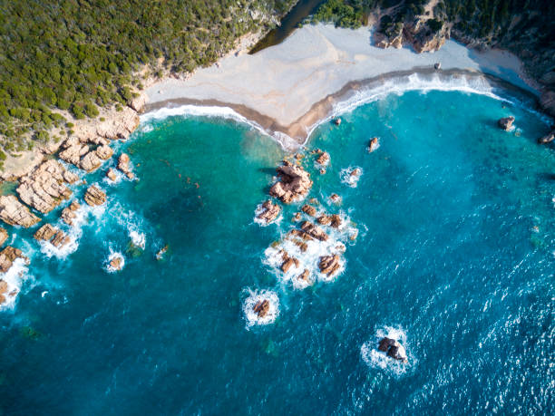 vista aérea da praia turquesa incrível. "costa de nemerald na ilha de sardenha, é um dos litorais mais bonitos e famosos do mundo - surf sand rock coastline - fotografias e filmes do acervo