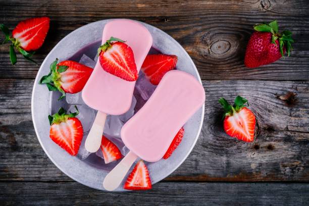istock Strawberry yogurt ice cream popsicles with fresh berries 686604416