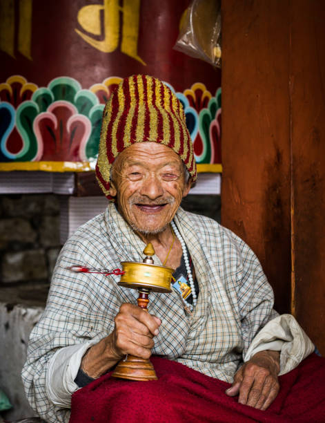 le lama souriant - prayer wheel photos et images de collection