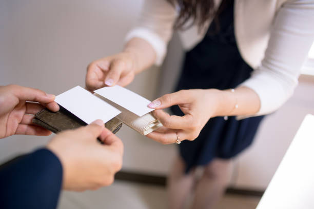 mujeres de negocios japonés de intercambio de tarjetas de visita - smiling business card horizontal women fotografías e imágenes de stock