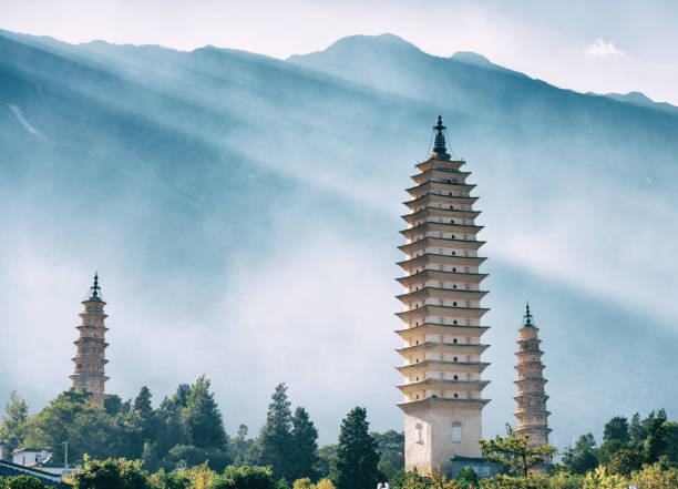 the three pagodas of chongsheng temple, dali, china. toned image - província de yunnan imagens e fotografias de stock