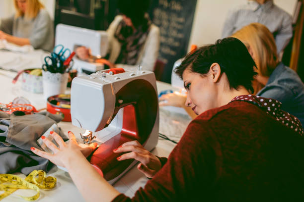 sewing class - sewing tailor sewing machine women imagens e fotografias de stock