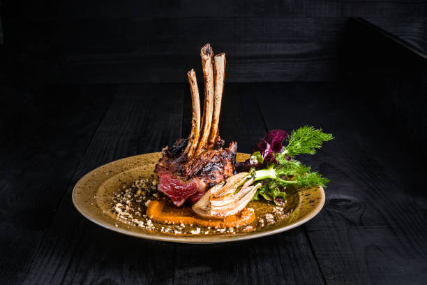 gourmet-main entree kurs gegrillt rack mit lamm - rack of lamb meat restaurant main course stock-fotos und bilder