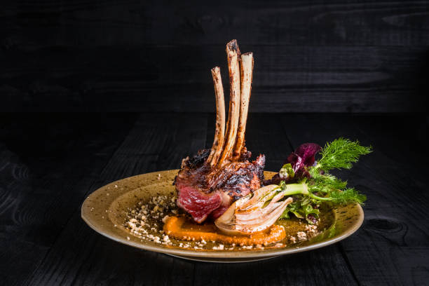 rack de principal entrada curso a la parrilla gourmet de cordero - carne de caza fotografías e imágenes de stock